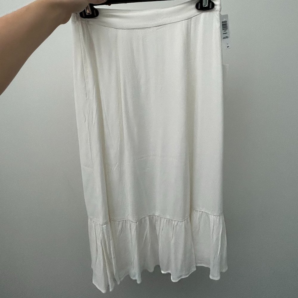 Aritzia Midi Skirt White. Size 2